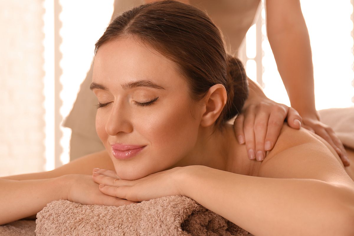 Massage Frau Gesicht Beautyfarm Bel Etage Weiskirchen